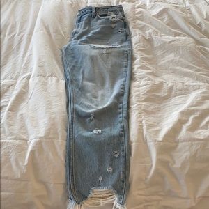 Abercrombie & Fitch Jeans - Abercrombie & Fitch Mom Jean w distressed hem Abercrombie & Fitch Jeans - Abercrombie & Fitch Mom Jean w distressed hem